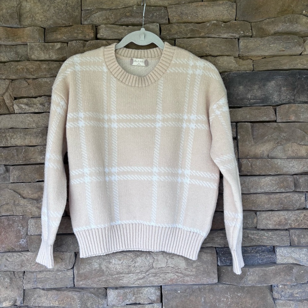Altar'd State Cream and White Crewneck Sweater with Timeless Design‎